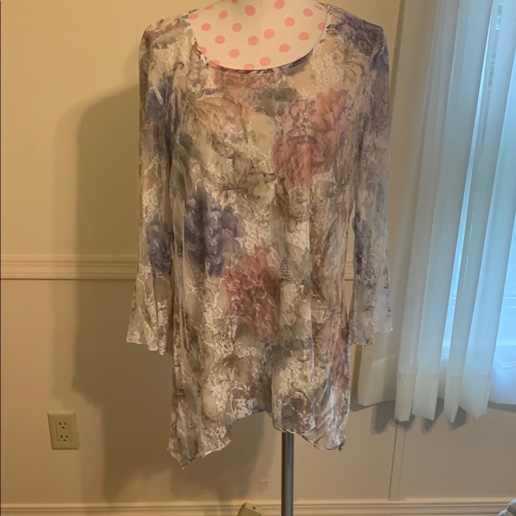 Floral & Lace Women's Top Size X Large Like New Pixie Hem Shear Bell Sleeves